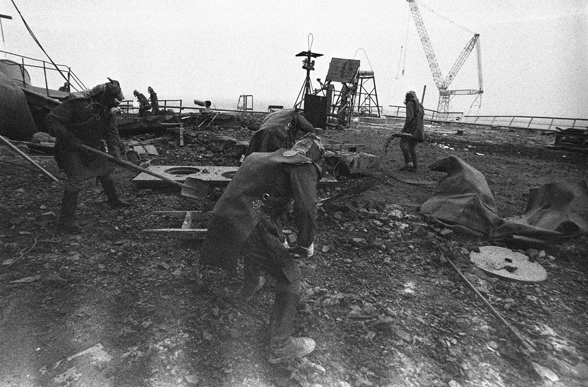 Liquidators clean the roof of the Chernobyl No. 3 reactor